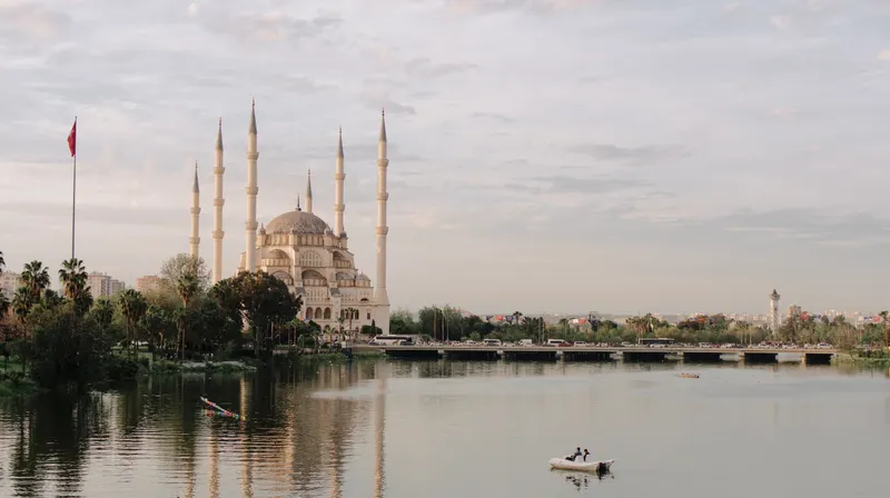Seyhan Nehri kıyısında Sabancı Merkez Camii